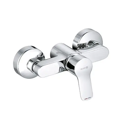 Kran für eine Dusche, chromfarben, mit einem laufenden Hebel in der Mitte und zwei Kontrollknöpfen an den Seiten. gefertigt von Kludi.